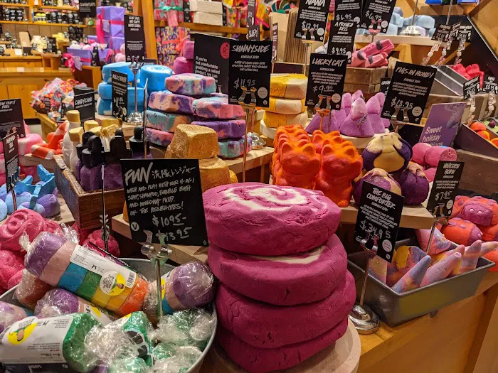 Lush Cosmetics 50th & France 0