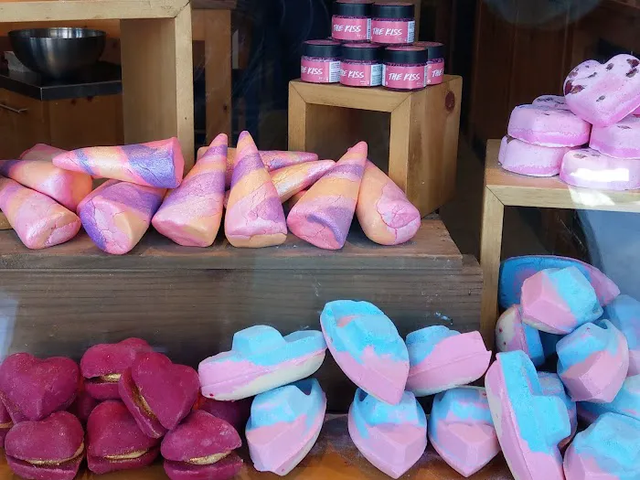 Lush Cosmetics 50th & France 3