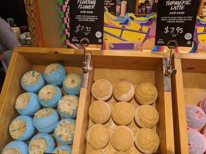 Lush Cosmetics 50th & France 7