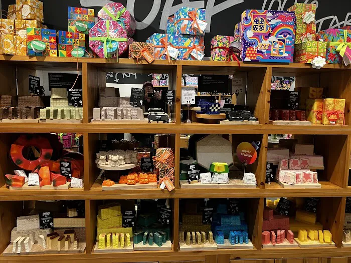Lush Cosmetics Ridgedale Center 9