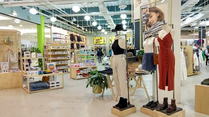 Urban Outfitters 0