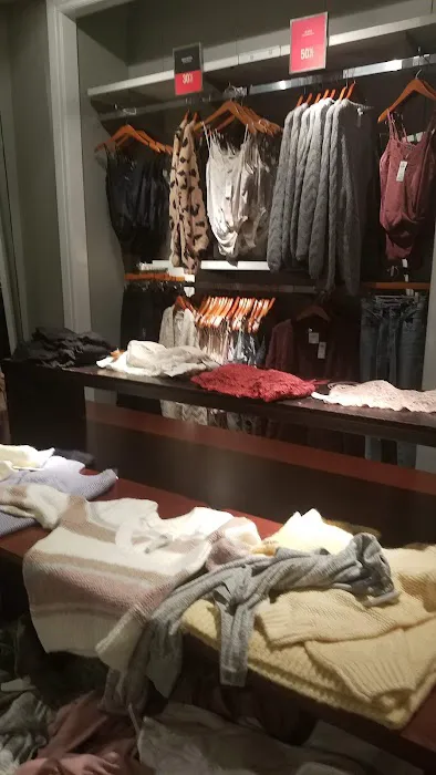 Abercrombie & Fitch 3