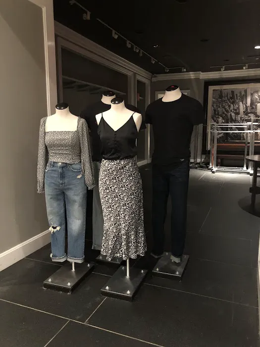 Abercrombie & Fitch 7
