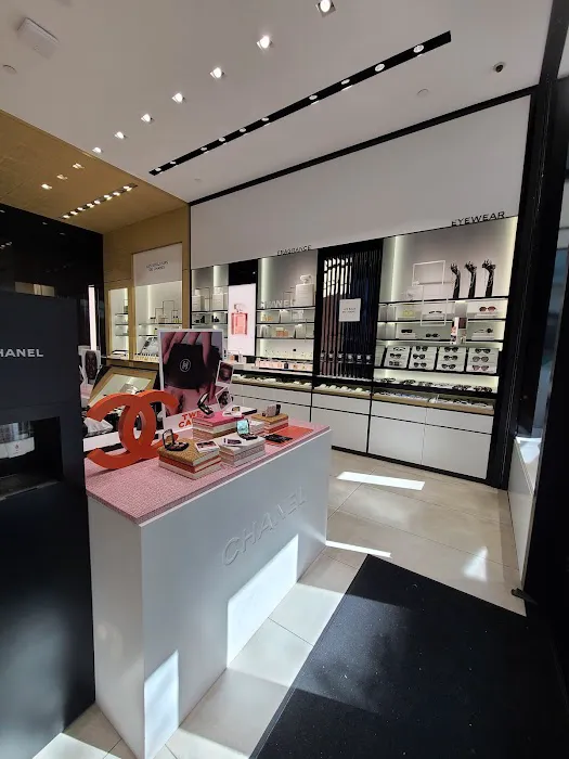 CHANEL Fragrance & Beauty 3
