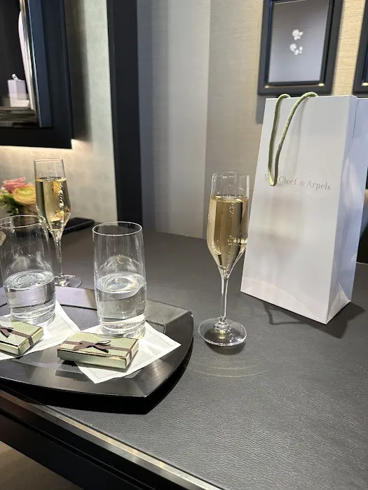 Van Cleef & Arpels (Dallas - Highland Park Village) 6