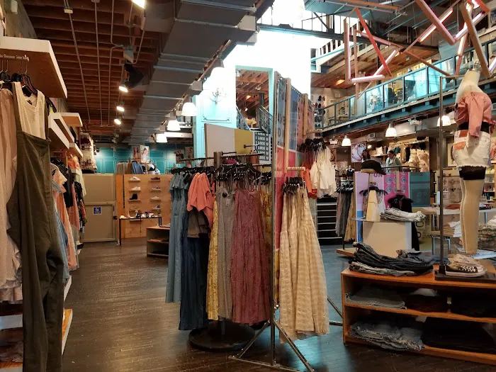 Urban Outfitters 0