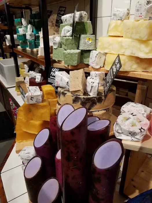 Lush Cosmetics Stoneridge Shopping Center 4