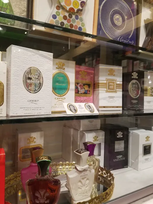 Les Parfums Specialties - Woodland Hills Mall - Upper Level 0