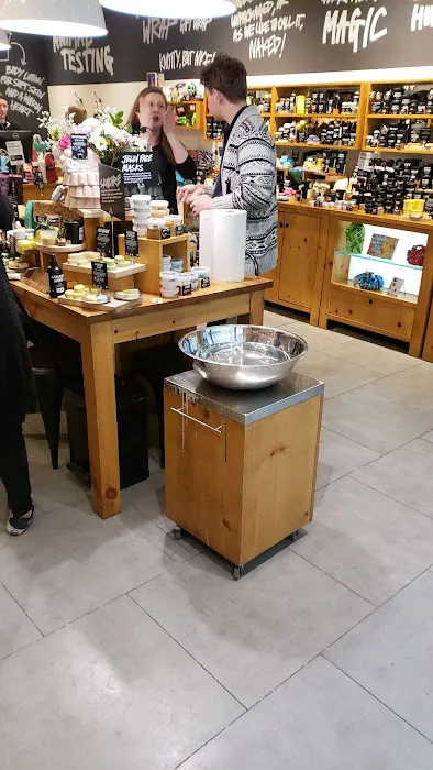 Lush Cosmetics Woodland Hills Mall 7
