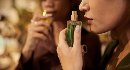 Discover the Best Perfumes with Fruity and Spicy Blend for a Unique Scent Experience